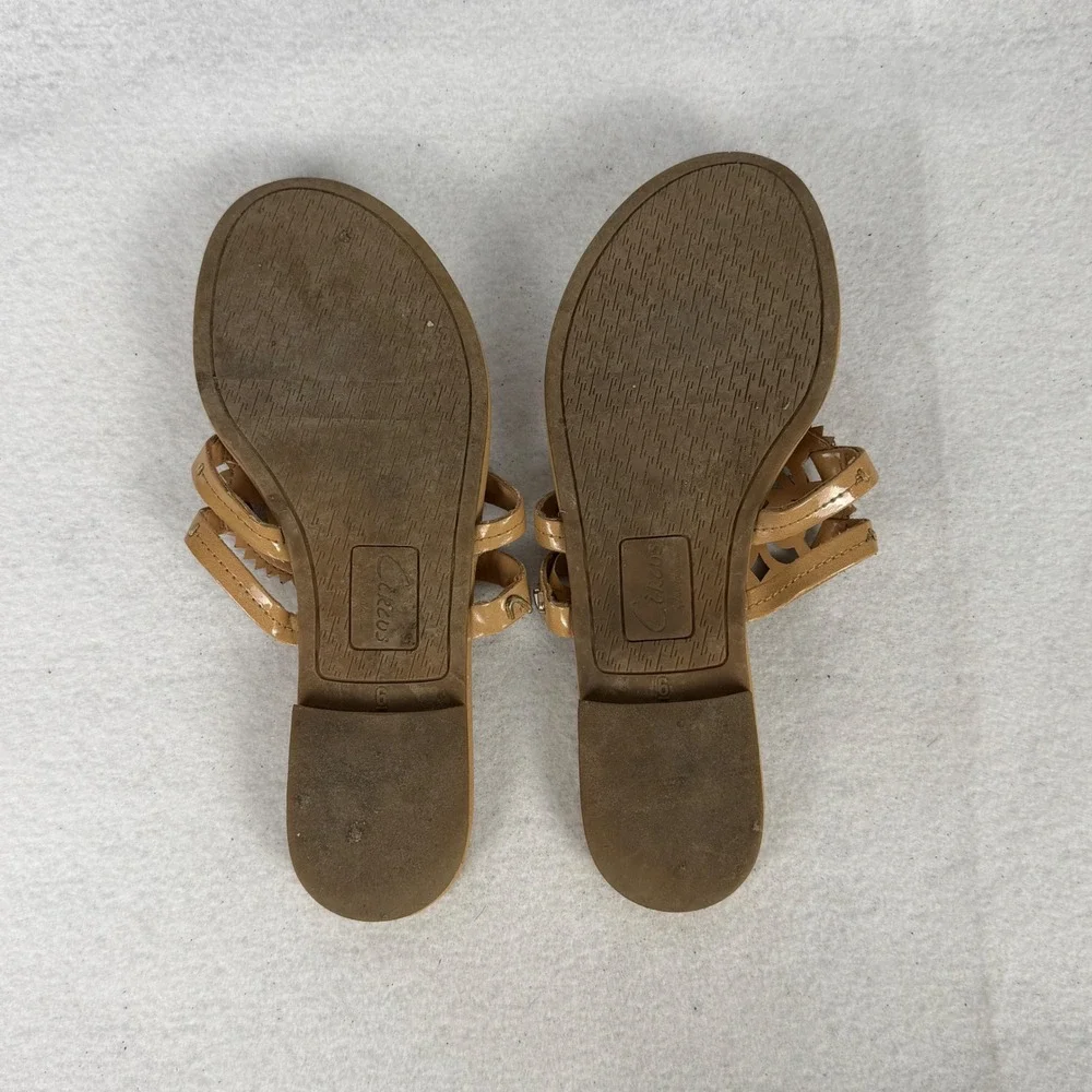 Circus NY Thong Sandals Womens 6 Medallion Laser Cut Tan Summer‎